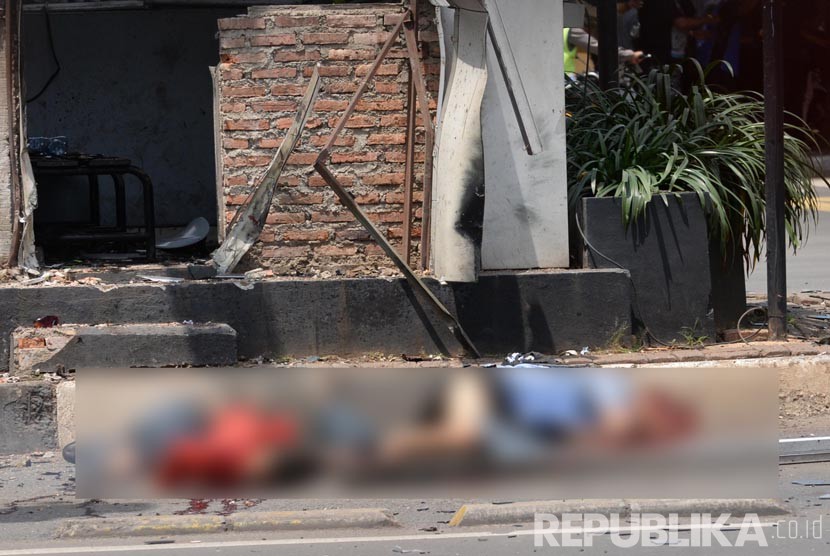 Suasana di lokasi terjadinya bom dan baku tembak di Pos Polisi Sarinah, Jakarta Pusat, Kamis (14/1).