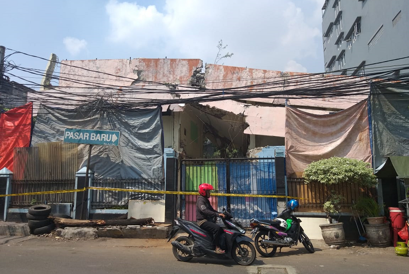 Suasana lokasi usai insiden reruntuhan bangunan menimpa warung makan ketika pembongkaran gedung SDN 11 Pasar Baru, Jakarta Pusat, Senin (20/5).