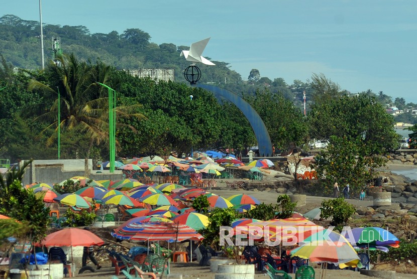 Suasana lokasi wisata Pantai Muaro Lasak di Padang, Sumatera Barat, Sabtu (6/6/2020). Pemprov Sumatera Barat memutuskan tidak memperpanjang PSBB tahap III yang berakhir pada Minggu (7/6) dan akan memberlakukan normal baru menghadapi COVID-19 mulai Senin (8/6). 