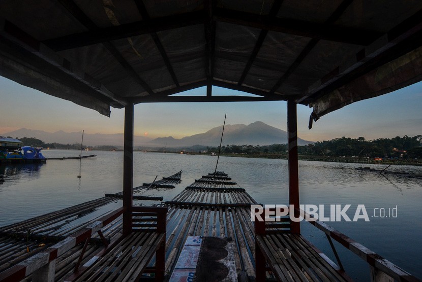 Suasana lokasi wisata Situ Bagendit di Banyuresmi, Kabupaten Garut, Jawa Barat. Menteri PUPR akan segera menyelesaikan proses revitalisasi Situ Bagendit Garut, Jabar.