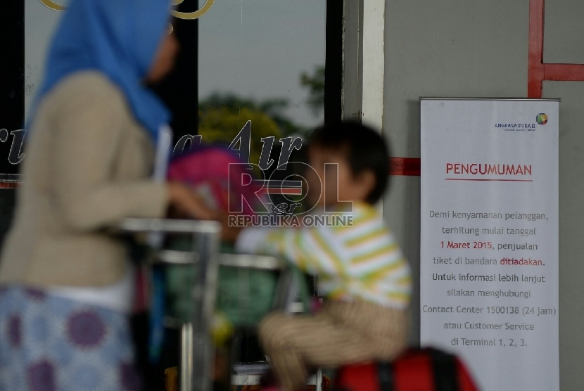 Suasana loket penjualan tiket maskapai di Terminal 1 Bandara Internasional Soekarno Hatta, Tangerang, Banten, Selasa (24/1). (Republika/Prayogi)