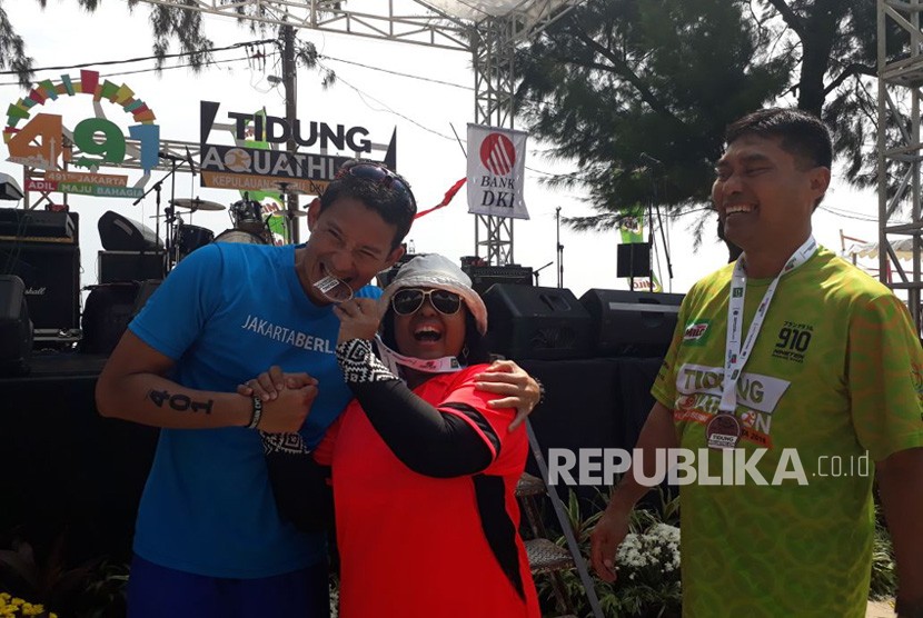 Suasana lomba berkonsep eco-tourism Jakarta Aquathlon di Pulau Tidung, Kepulauan Seribu, Jakarta, Ahad (6/5). 