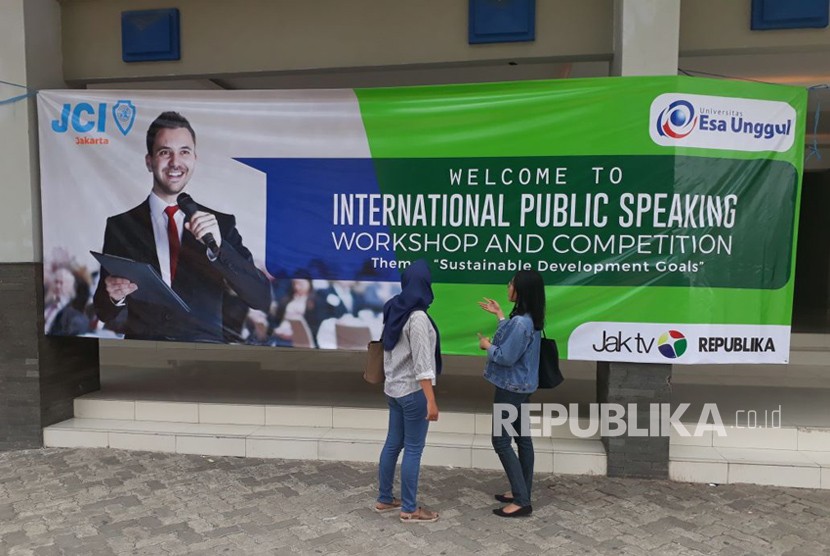 Suasana lomba public speaking yang diselenggarakan Junior Chamber Indonesia di Universitas Esa Unggul Jakarta, Jumat (23/3)