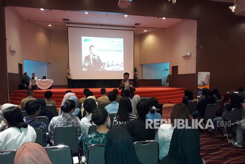 Suasana lomba public speaking yang diselenggarakan Junior Chamber Indonesia di Universitas Esa Unggul Jakarta, Jumat (23/3)