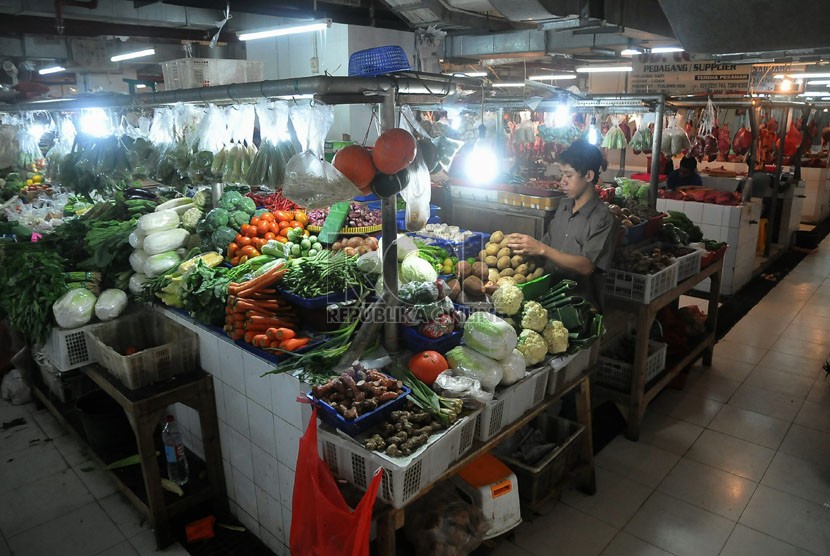   Suasana los sayur-sayuran di pasar Mayestik Jakarta setelah dilakukannya revitalisasi/peremajan pasar beberapa waktu lalu, Senin (8/9). (Republika/Prayogi)