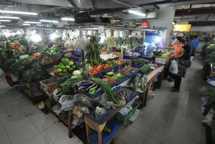   Suasana los sayur-sayuran di pasar Mayestik Jakarta.