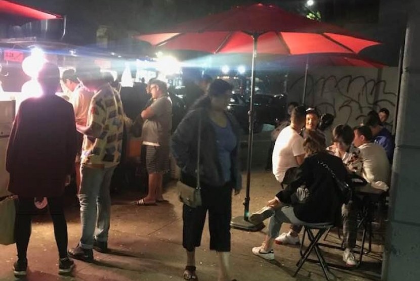 Suasana makan sate di pinggiran kota New York.