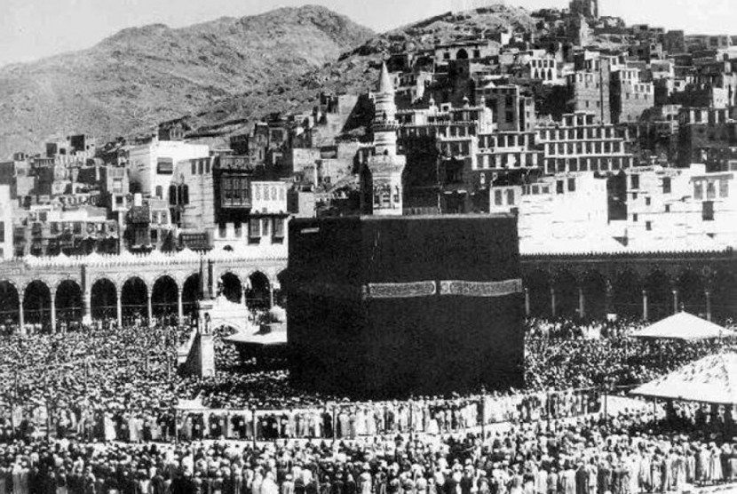 Perbedaan Pendapat Awal Haji Disyariatkan. Foto:   Suasana Makkah di masa puncak musim haji tempo dulu