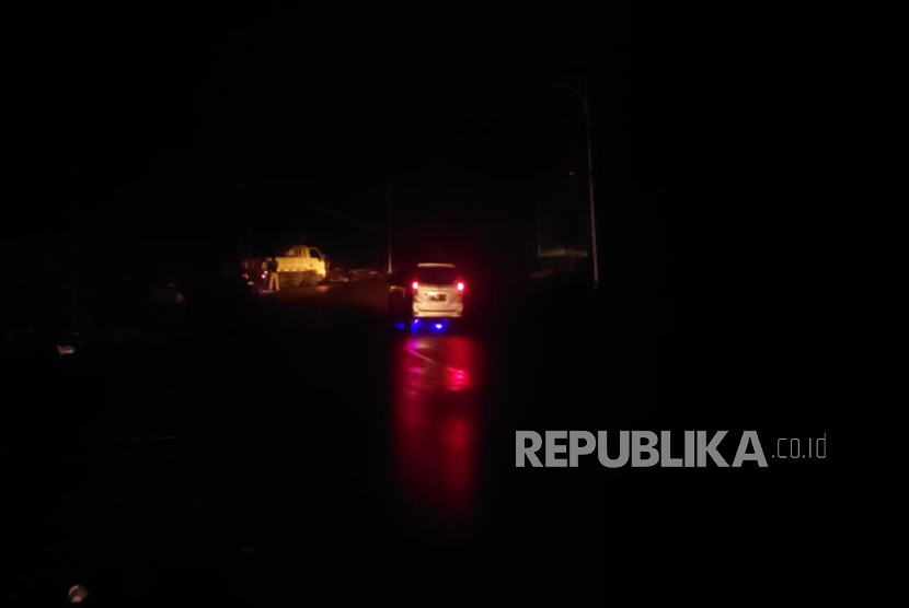 Suasana Malam di Jalan Raya Subang-Bandung atau Tangkuban Parahu, Kabupaten Subang Usai Kios atau Warung Dibongkar Pemprov Jawa Barat.