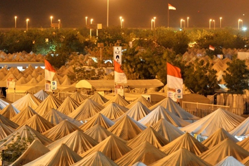 Suasana malam hari di tenda-tenda Indonesia di Padang Arafah, Makkah.
