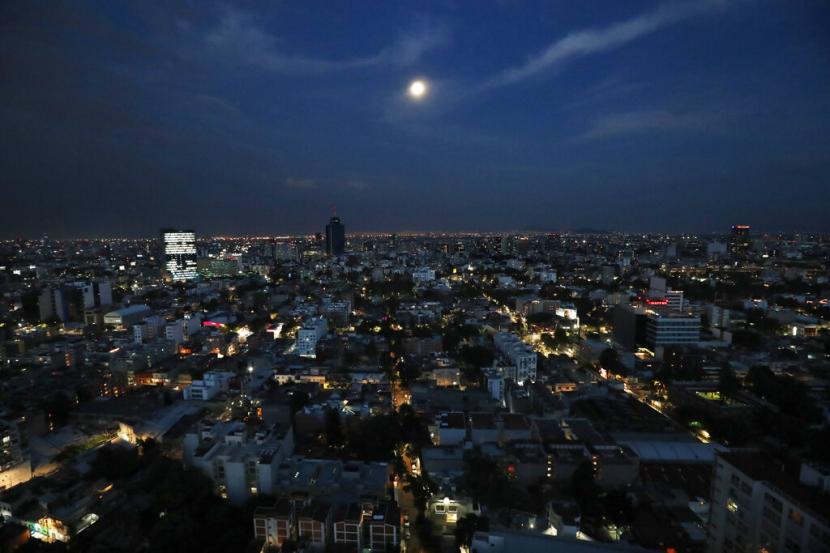 Suasana malam hari Mexico City, Senin (6/4). Pihak berwenang Meksiko menyatakan mereka telah memulai penyelidikan pencungkilan harga. Sebanyak 420 bisnis meliputi toko dan rumah duka akan diberi sanksi karena menaikkan harga secara tidak wajar selama pandemi Covid-19.