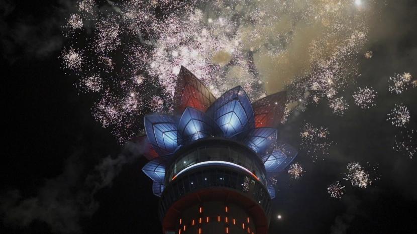 Suasana malam perayaan Tahun Baru 2021 di puncak Menara Teratai Purwokerto. 