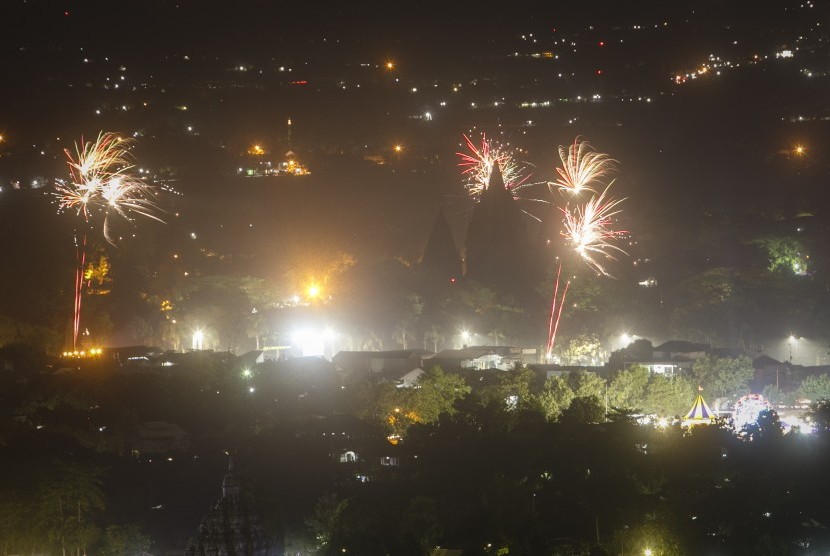 Suasana malam pergantian tahun baru di kompleks Taman Wisata Candi Prambanan tampak dari atas bukit Sambirejo, Prambanan, Sleman, DIY beberapa waktu lalu.