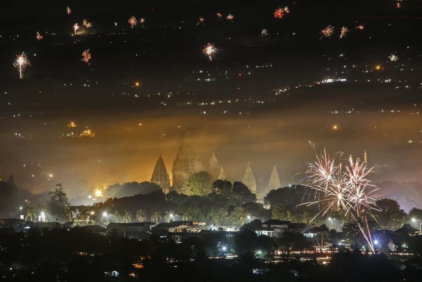 Suasana malam pergantian tahun di komplek Taman Wisata Candi Prambanan tampak dari atas bukit Sambirejo, Prambanan, Sleman, DI Yogyakarta, Ahad (1/1).