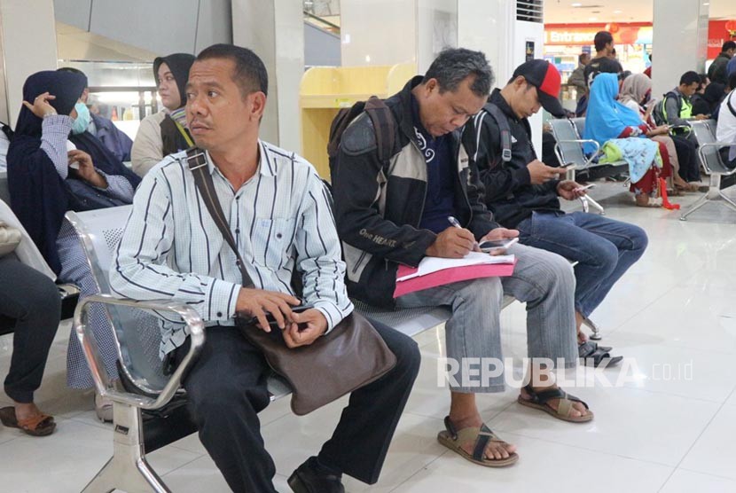  Suasana Mall Pelayanan Publik (MPP) di Kota Bekasi pada hari pertama launching sangat ramai. Warga Kota Bekasi berdatangan mulai pukul 08.00 ke Mall yang berada di Bekasi Junction Jalan Juanda, Kota Bekasi, Senin (12/2).