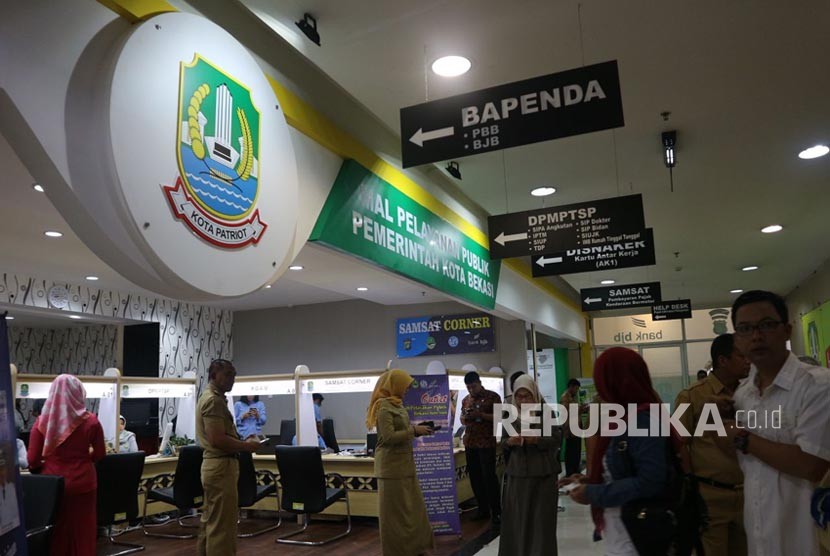  Suasana Mall Pelayanan Publik (MPP) di Kota Bekasi pada hari pertama launching sangat ramai. Warga Kota Bekasi berdatangan mulai pukul 08.00 ke Mall yang berada di Bekasi Junction Jalan Juanda, Kota Bekasi, Senin (12/2).