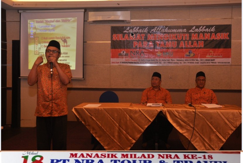 Suasana manasik umrah yang digelar RNA cabang Surabaya, Ahad (25/3).