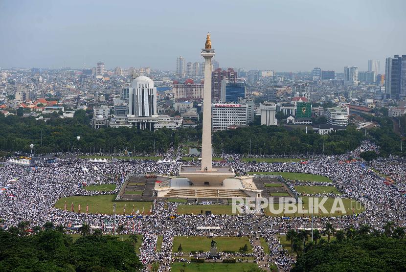 Suasana massa mengikuti reuni aksi 212 di Lapangan Monumen Nasional, Jakarta, beberapa tahun lalu.