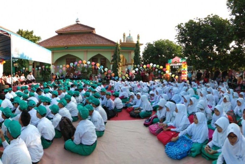 Suasana Masa Pengenalan Lingkungan Sekolah (MPLS) di Sekolah Dasar Terpadu (SDT) Bina Ilmu Parung, Bogor.