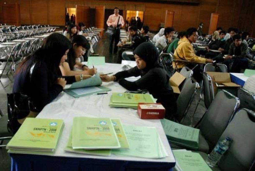 Suasana masih lengang tampak pada pengambilan formulir pendaftaran Seleksi Nasional Masuk Perguruan Tinggi Negri (SNMPTN) 2008 tahap I di Aula Universitas Padjajaran Bandung. Pembelian formulir dilakukan mulai 16-20 Juni (Tahap I) dan 21-27 Juni (Tahap II)