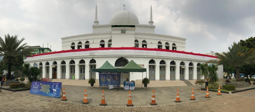 Suasana Masjid Agung Al-Azhar, Kecamatan Kebayoran Baru pada Kamis (30/7), menjelang pelaksanaan sholat Idul Adha.
