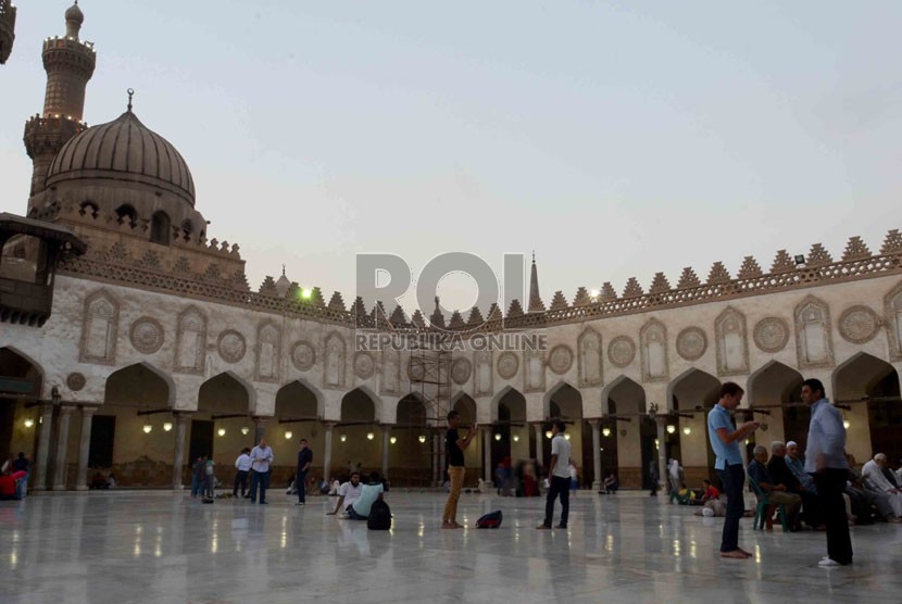  Suasana Masjid Al-Azhar yang terletak di kawasan Universitas Al-Azhar di Kairo, Mesir.   (Republika/Agung Supriyanto)