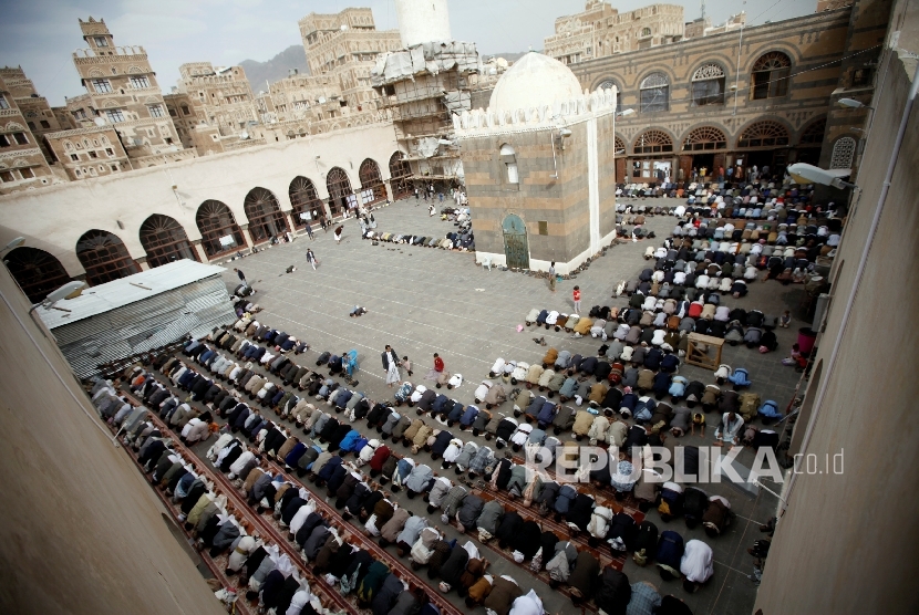 Suasana masjid di Sanaa, Yaman. 