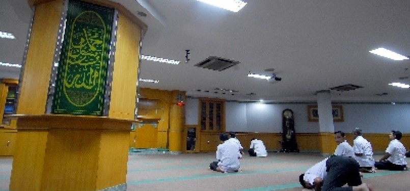 Suasana masjid di sebuah perkantoran. (llustrasi)