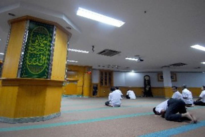 Suasana masjid di sebuah perkantoran. (llustrasi)