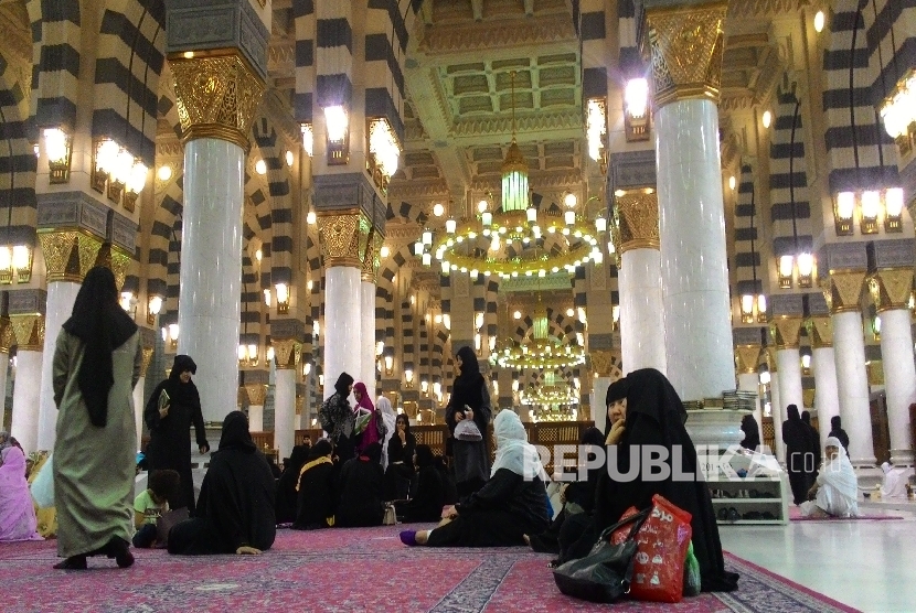 Suasana Masjid Nabawi bagian jamaah perempuan di Madinah. Suasana ramai dengan jamaah haji dan warga sekitar, namun belum padat jamaah, Kamis pagi (27/7).