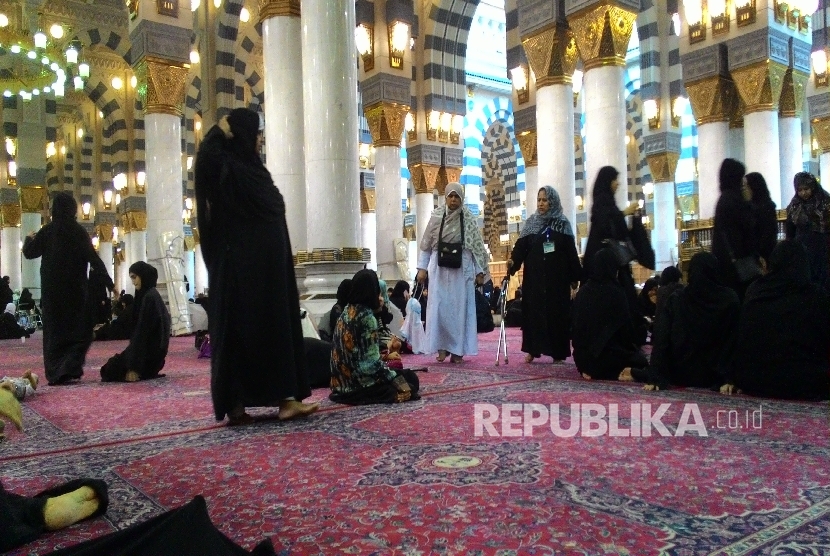 Suasana Masjid Nabawi bagian jamaah perempuan di Madinah. Suasana ramai dengan jamaah haji dan warga sekitar, namun belum padat jamaah, Kamis pagi (27/7).