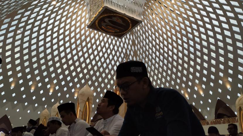 Suasana Masjid Raya Al Jabbar, Gedebage, Kota Bandung, saat peresmian, (30/12/2022). Naskah Khutbah Jumat: Untuk Mendekat dan Mendapat Cinta Allah