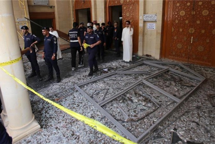 Suasana masjid Syiah di Kuwait yang dibom hingga menewaskan 27 orang.