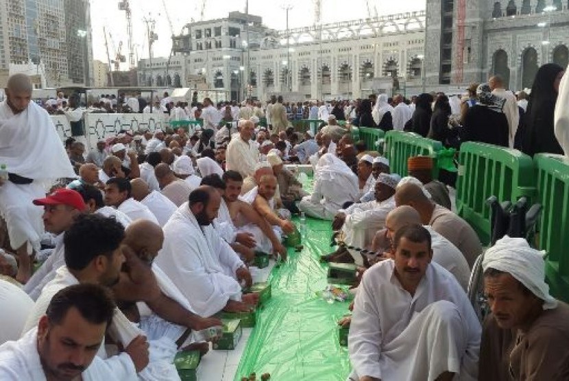 suasana masjidil haram di makkah, arab saudi, yang dipadati jamaah umrah 