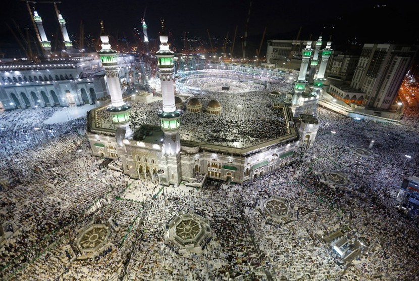 Suasana Masjidil Haram di Makkah dipenuhi jamaah haji pada malam hari.