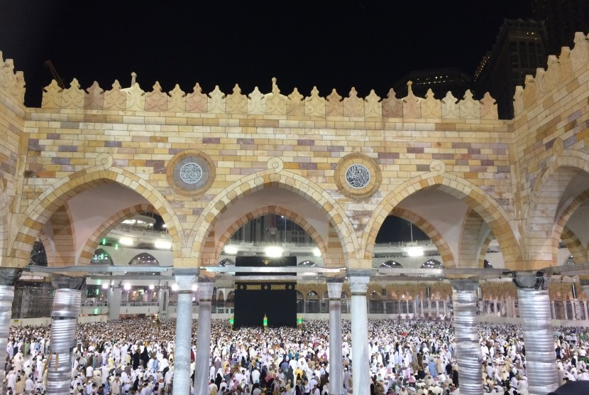 Suasana Masjidil Haram selepas Isya, Ahad (5/3).