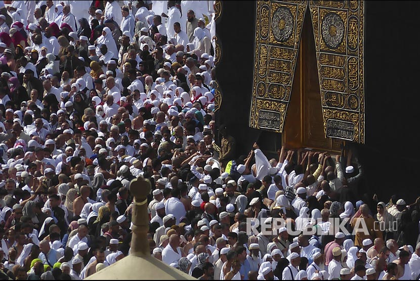 Ayat-Ayat Alquran yang Sebut Makkah Negeri yang Aman. Foto: Suasana Masjidil Haram yang dipadati jamaah umrah dari berbagai negara, Makkah, Senin (24/2) lalu.  