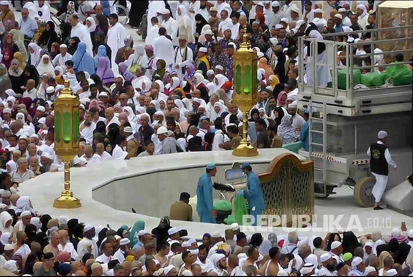 Arab Saudi memberlakukan larangan sementara bagi warganya melakukan ibadah umroh pada Rabu (4/3) (Foto: suasana umroh)