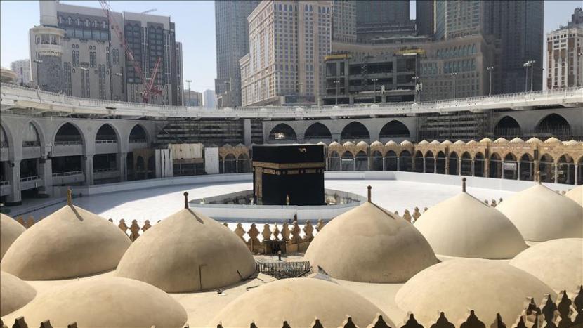 UEA Bebaskan Biaya Perpanjang Lisensi Bisnis Haji dan Umroh. Foto: Suasana Masjidil Haram yang sepi akibat pandemi Corona.