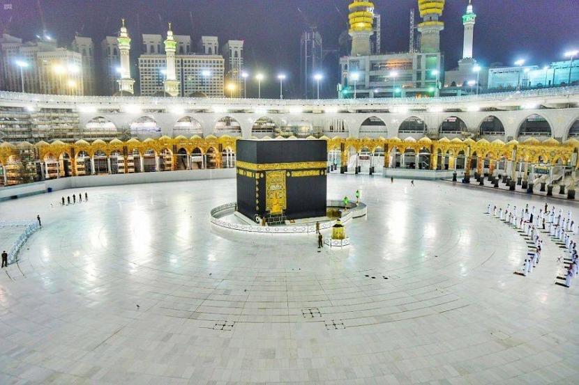 984 orang telah melunasi ONH tahap pertama dan kedua.. Foto: Suasana Masjidil Haram yang sepi pada malam lailatur Qadar pada tahun 2020.