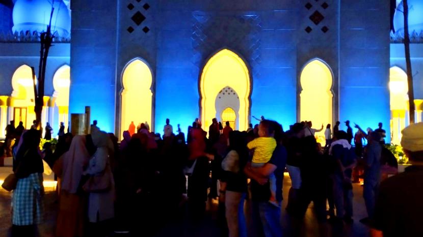 Suasana masyarakat memadati areal Masjid Raya Shiekh Zayed pada Ahad (5/3/2023) malam lalu.