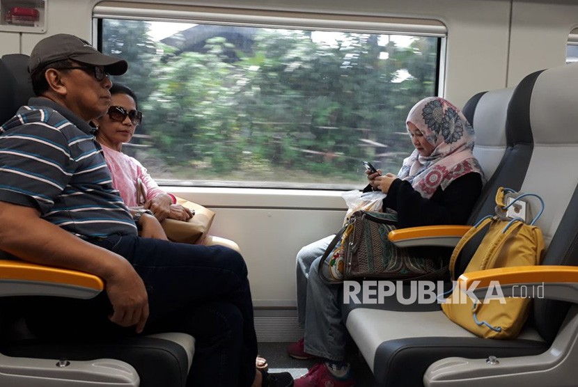 Suasana masyarakat mencoba Kereta Api (KA) Bandara Soekarno-Hatta di Stasiun Sudirman Baru (BNI City), Selasa (26/12). PT Railink melakukan uji coba berbayar untuk masyarakat umum hingga 1 Januari 2018 dengan tarif promo Rp 30 ribu perpenumpang. Rahayu Subekti