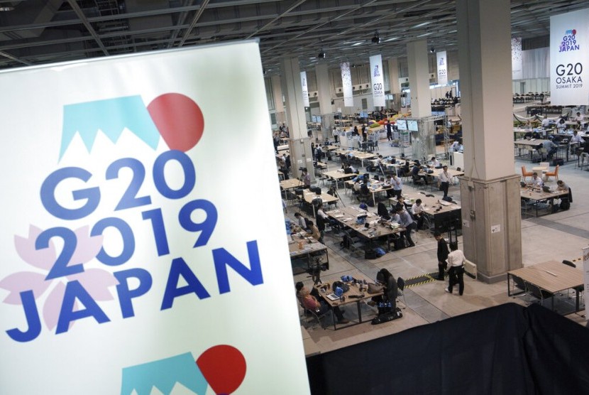 Suasana media center Konferensi Tingkat Tinggi (KTT) G-20 di Osaka, Jepang, Kamis (27/6). 