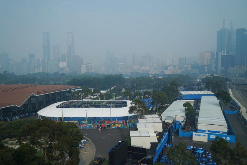 Suasana Melbourne Park, lokasi Australia Open saat diselimuti kabut asap.