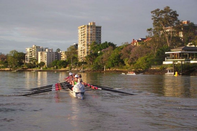 Pendayung dari Commercial Rowing Club mengajak turis menelusuri kota dengan mendayung. 