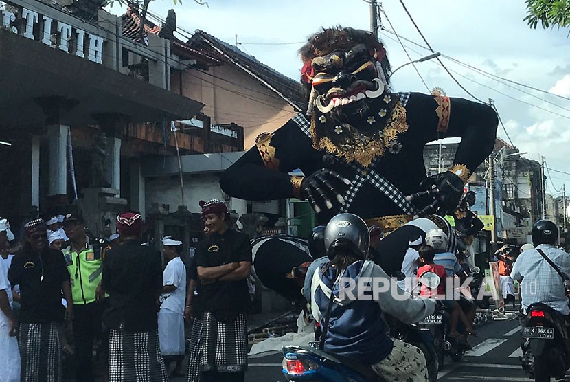 Suasana menjelang pawai ogoh-ogoh menyambut Nyepi di Bali. Ini adalah hari terakhir masyarakat Bali beraktivitas di siang hari sebelum melakukan Catur Brata Penyepian.