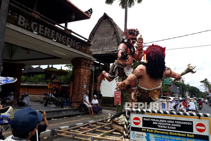 Suasana menjelang pawai ogoh-ogoh menyambut Nyepi di Bali. Ini adalah hari terakhir masyarakat Bali beraktivitas di siang hari sebelum melakukan Catur Brata Penyepian.