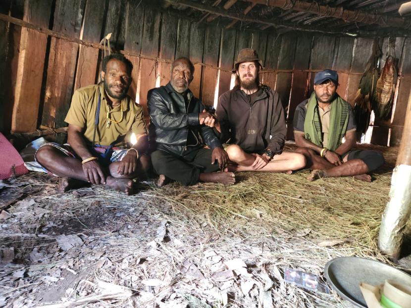 Suasana menjelang penyerahan sandera Philip Mark Mehrtens di Nduga, Sabtu (21/9/2024).