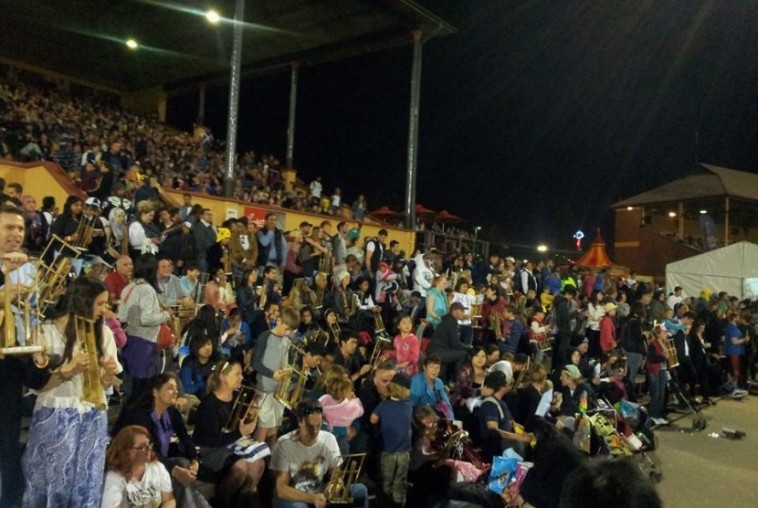 Suasana menjelang usaha pemecahan rekor bermain angklung di Adelaide di tahun 2014. 