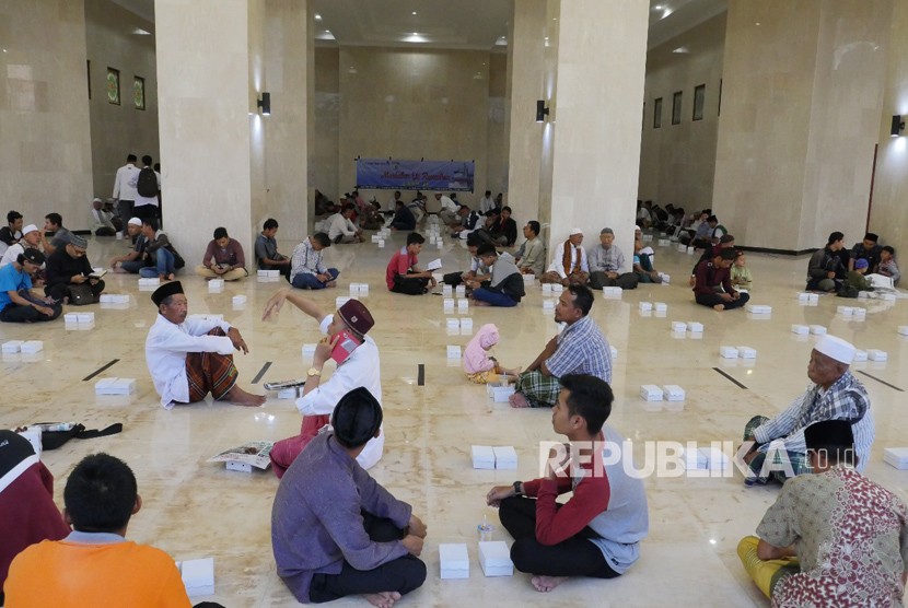 Suasana menunggu waktu buka puasa di Masjid Hubbul Wathan di Kompleks Islamic Center Nusa Tenggara Barat (NTB), Kota Mataram, Sabtu (19/5). Setiap hari tersedia ratusan takjil dan paket makanan di Masjid Hubbul Wathan. 